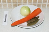 Шаг 1. Сделать овощной бульон из 50 грамм моркови, 50 грамм лука и лаврового лис