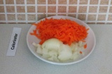 Шаг 4. Потушить морковь и лук на сковороде.