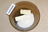 Шаг 1. Размягченное сливочное масло соединить с сахаром.