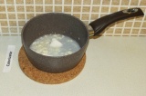 Шаг 9. Соединить молоко, кокосовый сахар и кокосовое масло для крема и поставить