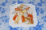 Готовое блюдо: салат из репки, яблок и груш