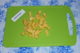 Шаг 1. Картофель нарезать кубиками.
