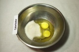 Шаг 1. Смешать яйца с сахаром  и ванильным сахаром.