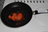 Шаг 3. Обжарить на растительном масле натертую морковь.