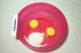Шаг 1. Яйца взбить с сахаром, добавить ванильный сахар.