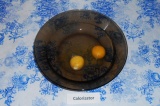 Шаг 1. Налить воду в тарелку, добавить яйца. Взбить вилкой.