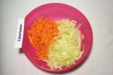 Шаг 2. Морковь натереть на тёрке для корейской моркови.