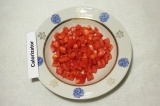 Шаг 3. Опустить помидоры в кипяток на 30 секунд и очистить. Нарезать мякоть поми
