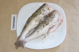 Шаг 3. Очистить рыбу от внутренностей, хорошо промыть и приправить травами и сол