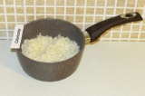 Шаг 2. Отварить рис до готовности.