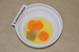 Шаг 3. Приготовить соус – соединить яйца, сахар, горчицу, соль и растительное ма