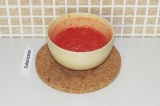 Шаг 6. Превратить помидоры в пюре с помощью блендера.