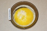 Шаг 5. Сливочное масло растопить и добавить в тесто.