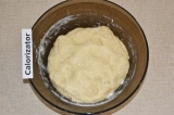 Шаг 7. Замесить мягкое тесто, накрыть тесто полотенцем и оставить в теплом месте