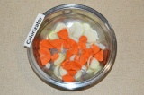 Шаг 3. Лук и морковь нарезать полукольцами.