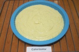 Шаг 7. Выложить тесто в силиконовую форму диаметром 20 см.