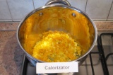 Шаг 4. Нагреть растительное масло в кастрюле с толстым дном и обжарить морковь