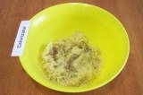 Шаг 2. Отжать картофельную массу и слить лишнюю жидкость. Посолить и поперчить