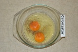 Шаг 1. В миске разбить яйца, добавить соль и перец. Хорошо перемешать.