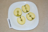 Шаг 1. Яблоки помыть и разрезать на половинки.
