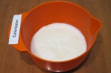 Шаг 1. Взбить миксером яйца, влить молоко и растительное масло, посолить, добави