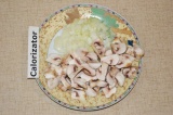 Шаг 1. Лук и грибы мелко измельчить, обжарить на сковороде с растительным маслом