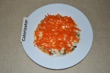 Шаг 5. Следующим слоем выложить корейскую морковь.