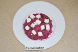 Шаг 3. Сыр фета нарезать кубиками и добавить в салат.