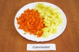 Шаг 2. Нарезать брусочками очищенный картофель и морковь.