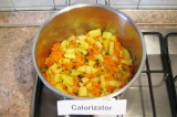 Шаг 3. Добавить картофель и морковь в кастрюлю с зеленым луком и обжарить 2-3 ми