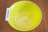 Шаг 5. Натереть в миску сыр на средней терке и добавить яйцо.
