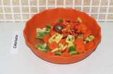 Шаг 9. Отправить все овощи на сковороду потушиться в течение 10 минут.