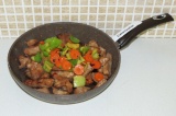 Шаг 12. Добавить к мясу овощи и тушить вместе в течение 3 минут.