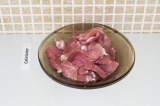 Шаг 1. Мясо нарезать небольшими тонкими кусочками.
