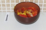 Шаг 3. Соединить помидоры с пищевыми дрожжами (1,5 ст.л.), солью и перцем.