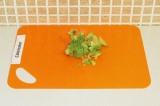 Шаг 2. Авокадо почистить и нарезать мелкими квадратиками. Выложить в салатник.