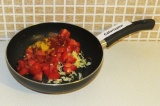 Шаг 6. Соединить овощи на сковороде и потушить минут 7.