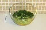Шаг 4. Соединить жидкие ингредиенты с зеленью и кабачком и тщательно перемешать.
