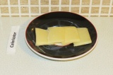 Шаг 8. Нарезать сыр. Подавать с горячими булочками к столу.
