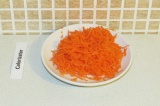 Шаг 3. Натереть морковь на терке.