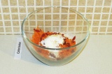 Шаг 5. Добавить морковь, годжи и цедру к сухим ингредиентам.
