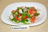 Салат с редисом, помидором и рукколой