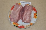 Шаг 1. Мясо разрезать вдоль на два куска или оставить целиком.