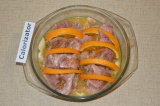 Шаг 6. Замаринованное мясо достать из холодильника и в разрезы вставить апельсин