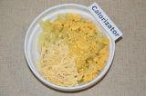Шаг 3. Сыр натереть на терке, добавить измельченный яичный желток. Яичный белок