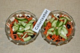 Шаг 5. Свежий огурец добавить в салат, нарезанный полукольцами.