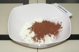 Шаг 1. Смешать часть сухого молока (150 грамм) с 1 ст.л. какао-порошка.