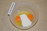 Шаг 1. Яйца соединить с сахаром.