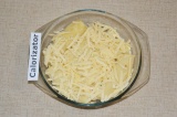 Шаг 6. Посыпать блины тертым сыром. Запекать в духовке 15 минут при 200 С.