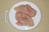 Шаг 3. Если куриное филе большое, то лучше разрезать его на 2 половинки. Посолит